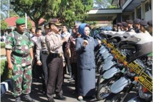 Bupati Kuningan saat memeriksa pasukan yang dipersiapkan untuk mengankan mudik lebaran.